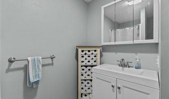 66 Girard Ave 114, Newport, RI 02840