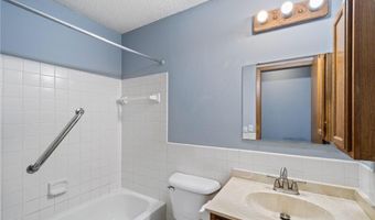 4 Pine Tree Dr 223, Arden Hills, MN 55112