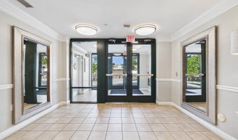 2101 N MONROE St #403, Arlington, VA 22207