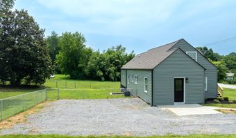 957 W Hunt Rd, Alcoa, TN 37701