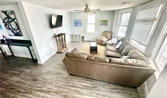 693 Thames St 2, Newport, RI 02840