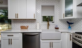 3 Onondega Rd, Narragansett, RI 02882