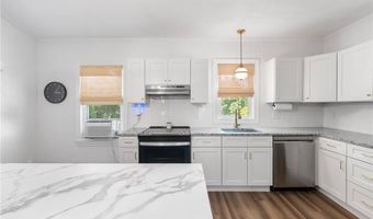 61 School St 2R, Lincoln, RI 02802