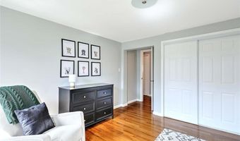 17 Mosher Dr, Barrington, RI 02806