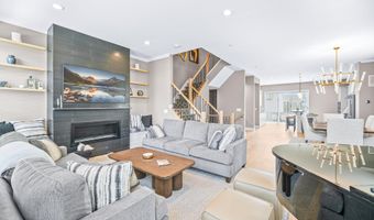 31 Valiant Ct, Middletown, NJ 07748