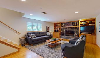 3229 N Volz Dr E, Arlington Heights, IL 60004
