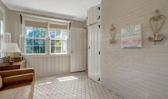 1114 N HARRISON St, Arlington, VA 22205