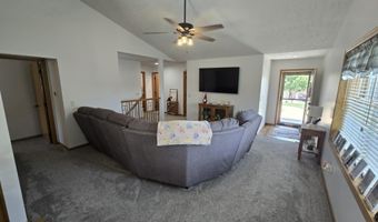 613 Springview Cir, Beatrice, NE 68310