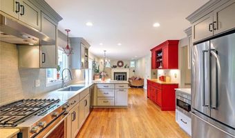 4 Fourth St, Barrington, RI 02806