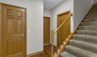 2 Echowood Dr, Algonquin, IL 60102