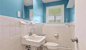 21 Reardon Dr, Middletown, RI 02842