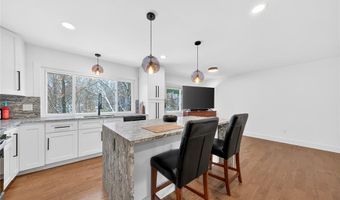 677 Turfwood Dr, Ballwin, MO 63021