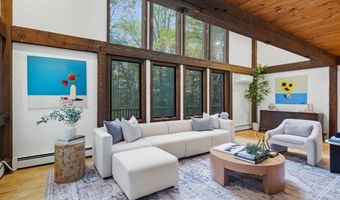 4 Lantern Ln, Bedford, MA 01730