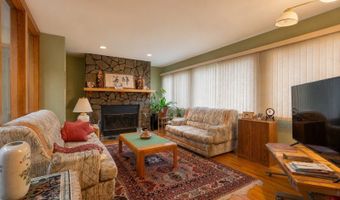 4 High Mountain Trl, Bayonne, NJ 07035