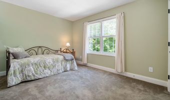 35 Shinnecock Hills Dr, Albany, NY 12205
