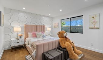 16105 Clear Oak Dr, Encino, CA 91436