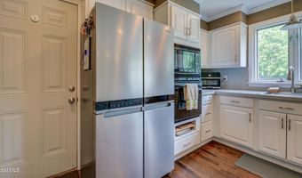 4 Fairway Ct, Albany, NY 12208