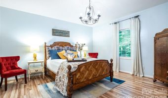 7 Oak Hollow Dr, Asheville, NC 28805