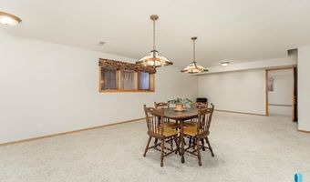 412 E Meadowlark Cir, Brandon, SD 57005