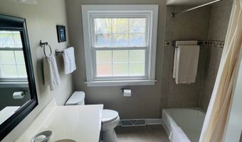 909 E Rockwell St, Arlington Heights, IL 60005