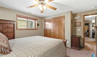 1609 S Locust Ave, Brandon, SD 57005
