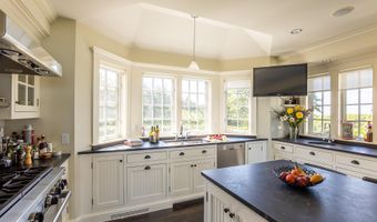 7 Clay Pit Ln, Aquinnah, MA 02535
