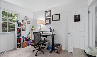 137 Point Of Woods Dr, Albany, NY 12203