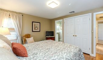 17 Woodview Dr, Cranston, RI 02920