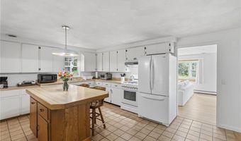 6 Lakewood Dr, Narragansett, RI 02882
