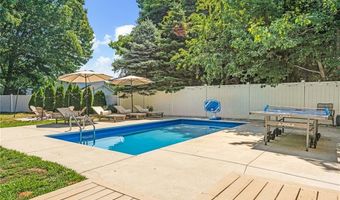 9 Kiki Cir, Cranston, RI 02921