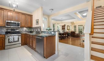 315 Old River Rd 6, Lincoln, RI 02838