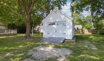 91 Grove St, Clinton, CT 06413