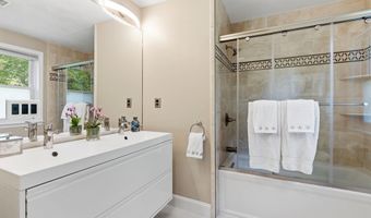 4 Hunters Rd, Bedford, NH 03110