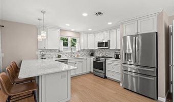 486 Ironwood Dr, Ballwin, MO 63011