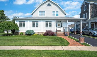 33 S Bay Ave, Amityville, NY 11701