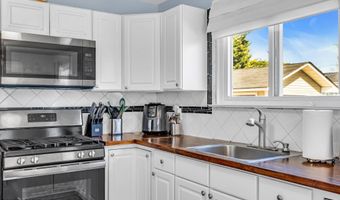 1233 Pacific Ave, Beachwood, NJ 08722