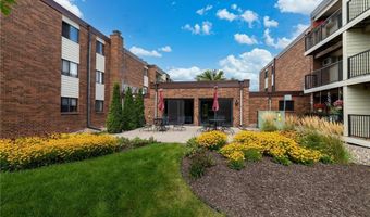 4 Pine Tree Dr 233, Arden Hills, MN 55112