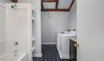 31 Bridge St B, Newport, RI 02840