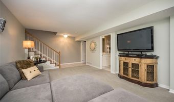 1878 Ridgeview Circle Dr, Ballwin, MO 63021