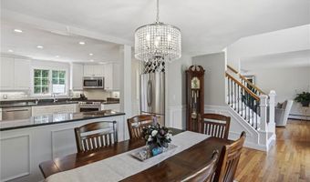 34 Brooks Farm Dr, Bristol, RI 02809