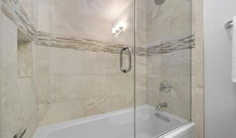 2101 N MONROE St 213, Arlington, VA 22207