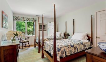 4 Alpond Dr, Newport, RI 02840