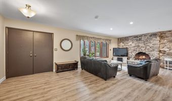 2631 N Stuart Dr, Arlington Heights, IL 60004