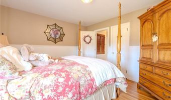 8 Spruce Ave, Middletown, RI 02842