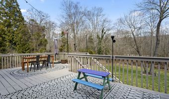 10 Stone Cliff Dr, East Lyme, CT 06357