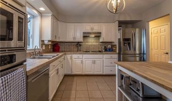 25 Algonquin Dr, Middletown, RI 02842