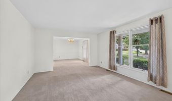 7 Springlake Ct, Ballwin, MO 63011