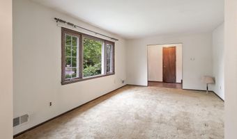 19 Galloping Cir, Belford, NJ 07718