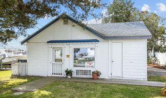 319 Old Causeway Rd, Atlantic Beach, NC 28512