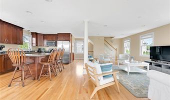 8 Green Acres Dr, Narragansett, RI 02882